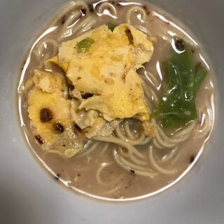 キャベツと卵のとんこつラーメン